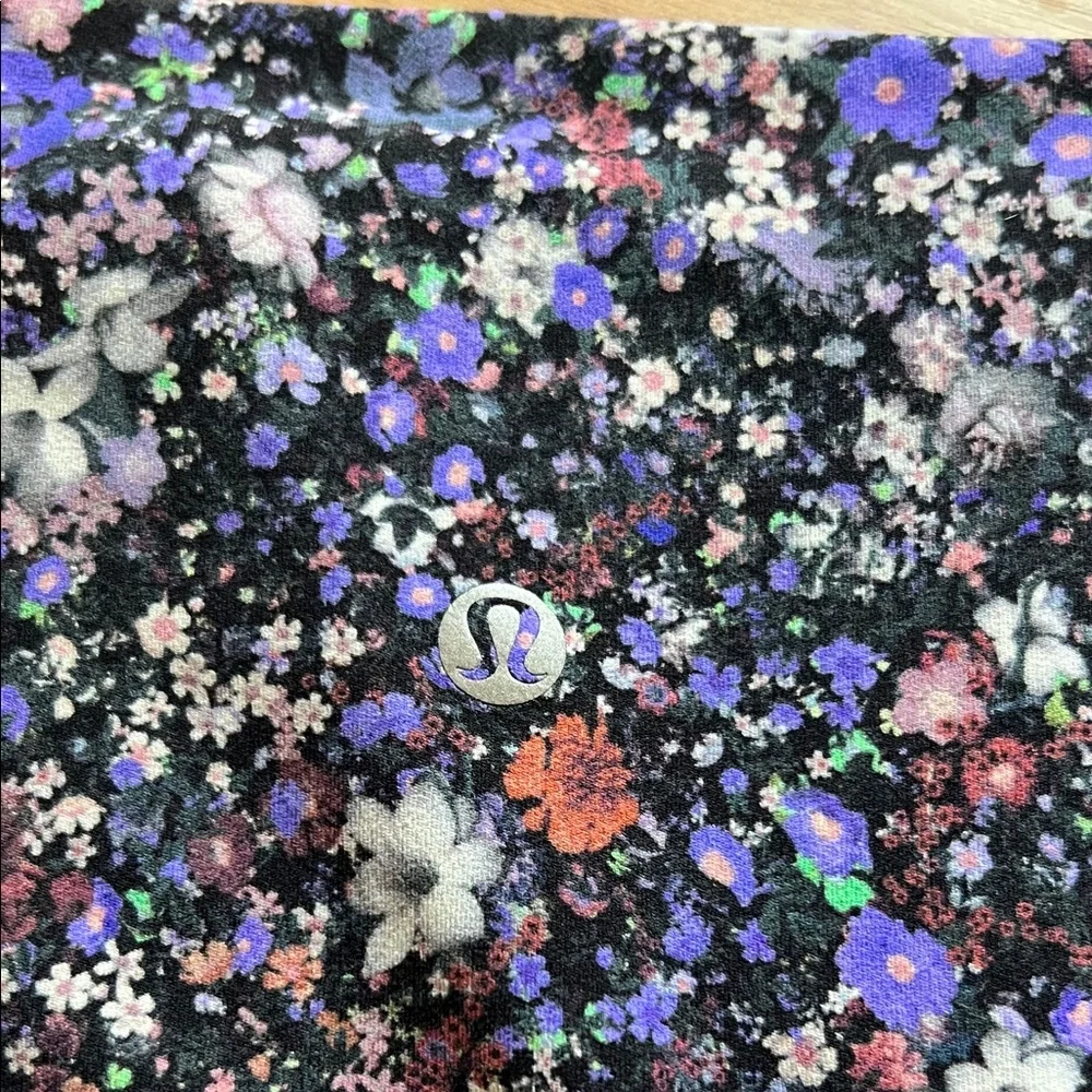 Lululemon Athletica Multicolor Floral Capris Sz‎ 8